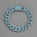 Vista macro del bracciale a catena cubana ghiacciata con strass azzurri e chiusura quadrata - 18cm / Argento Strass Blu Mare