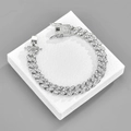Dettaglio macro del bracciale a catena cubana argento da 10 mm con chiusura a scatola - 20cm / Argento