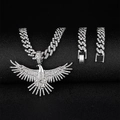 Gros plan sur l'ensemble collier et bracelet hip hop avec pendentif aile d'aigle serti - Pendentif Argenté + Chaîne Cubaine 9mm*20inch