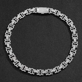 Detalle de cadena cubana con cristales pavimentados sobre fondo de cuero negro elegante - Collar de Plata (45cm)