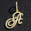 Vue macro d'un pendentif lettre A hip-hop avec placage en or et zircons brillants - Or Initiale A