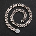 Détail de cristaux roses taille baguette sur chaîne cubaine argentée avec boucle sertie - Collier Rose Couleur Argent / 50cm