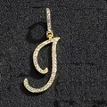 Gros plan du pendentif lettre J doré serti de zircons cubiques sur fond noir - Or Initiale I