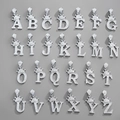 Detalle de 26 colgantes de letras mayúsculas con corona de plata y circonitas brillantes - Letra U / Plateado