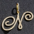 Détail du pendentif lettre M cursive dorée serti de zircons brillants de style hip-hop - Or Initiale N
