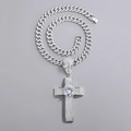 Dettaglio del ciondolo a croce argento hip hop con teschio e cristalli scintillanti - Pendente Croce Teschio + Catena Cubana con Fibbia per Orologio / 50cm / Argento