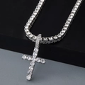 Vista macro del ciondolo a croce argento con zirconi incastonati su catena tennis - Croce d'Argento + Collana Tennis