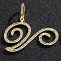 Vue macro d'un pendentif lettre en or 18 carats serti de zircons cubiques sur cuir - Or Initiale V