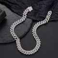 Macro-opname van een 14mm zilveren Cubaanse ketting met strass steentjes en een stevige sluiting - 8 inch / Zilver