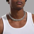 Collana da uomo Cuban link 12mm argentata con strass scintillanti indossata da un modello - Bracciale 20CM / Argento