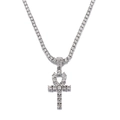 Makro-Detail der silbernen Hip-Hop-Tenniskette mit Ankh-Kreuz-Anhänger und Strass - Silbernes Kreuz + 4mm Tenniskette