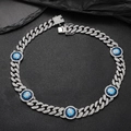 Dettaglio della collana a catena cubana argento con ciondoli occhio blu e strass - Stile Bracciale Corto / Stile Malocchio (145D)