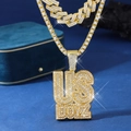 Iced Out Gold US BOYZ Anhänger Halskette mit funkelnden Steinen auf blauem Samt - Nur goldener Anhänger