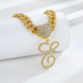 Détail de la chaîne cubaine dorée avec fermoir coeur et pendentif lettre E serti - Lettre E Dorée