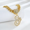 Vue détaillée d'un collier chaîne cubaine dorée avec un pendentif lettre E pavé de strass - Lettre G Dorée