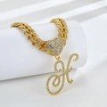 Détail de la chaîne cubaine plaquée or avec pendentif cœur glacé et lettre H sertie - Lettre H Dorée