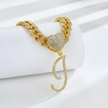 Détail de la chaîne cubaine dorée avec fermoir coeur et pendentif lettre J serti de strass - Lettre I Dorée