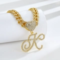 Détail du collier chaîne cubaine dorée avec fermoir cœur serti et grand pendentif K - Lettre K Dorée