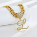 Détail de la chaîne cubaine dorée avec cœur en strass et pendentif lettre L - Lettre L Dorée