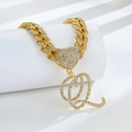 Détail du collier chaîne cubaine dorée avec cœur glacé et pendentif lettre Q cursive - Lettre Q Dorée