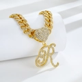 Détail d'une chaîne cubaine dorée avec pendentif cœur en cristal et lettre R - Lettre R Dorée