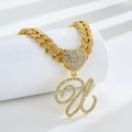 Détail du collier chaîne cubaine dorée hip hop avec pendentif lettre U et cœur en strass - Lettre U Dorée