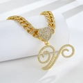 Vue détaillée du collier gourmette dorée avec pendentifs cœur et lettre sertis - Lettre V Dorée