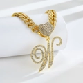 Détail de la chaîne cubaine dorée avec fermoir coeur et pendentif lettre M - Lettre W Dorée