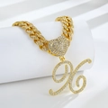 Détail du collier à maillons cubains dorés avec cœur serti et grand pendentif lettre H - Lettre X Dorée
