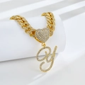 Détail du collier à maille gourmette dorée avec pendentif cœur et lettre Y serti - Lettre Y Dorée