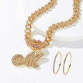 Collana cubana dorata con labbra di diamanti rosa e pendente lettera M e orecchini a cerchio - Set Di 3 Pezzi Composto Da Collana E Orecchini In Oro / Lettera A