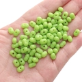 Perle in acrilico verde chiaro a forma di arachide per creazione di gioielli fai da te - 8x5mm (Foro circa 1mm) / Verde