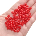 Perline di acrilico rosso a forma di arachide in mano per creazione di gioielli DIY - 8x5mm (Foro circa 1mm) / Rosso