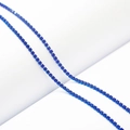 Macro-opname van saffierblauwe strass-ketting met dichte zettingen voor sieraden maken - Saffierblauw