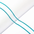 Detail van de 2 mm variant fonkelende lichtblauwe strass klauwketting met een zilveren basis - Meerblauw