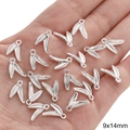 Zilveren bladhangers 9x14mm voor DIY sieraden maken getoond op een handpalm - Klein Bamboe Blad