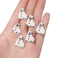 Handgefertigte weiße Keramik-Welpenknöpfe mit schwarzen Details für DIY-Schmuck - 1 Stück pro Packung / Sitzender Hund / 15x20mm Öffnung ca. 2mm