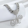 Collier chaîne cubaine argentée avec fermoir coeur et pendentif lettre M serti - Lettre M Argentée