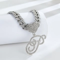 Collier à maille cubaine argenté avec cœur glacé et pendentif lettre P en cristal - Lettre P Argentée