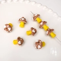 Cuentas de vidrio de setas pintadas a mano en marrón y amarillo para bisutería DIY - 17x16mm / Hongo marrón con puntos blancos y café