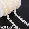 Dettaglio catena di perle a fiori in ABS bianco da 1,5 cm per decorazioni fai da te - Forma Stella Beige / 1.5cm 2m