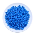 Cuentas cilíndricas de acrílico azul vibrante en bandeja blanca para joyería DIY - Azul zafiro