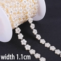 Catena di perle a fiori da 1,1 cm con strass su rocchetto per gioielli fai-da-te e decori - Fiorellino 1.1cm / 1m