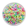 Cuentas cilíndricas de acrílico macaron para joyería DIY en un plato de cerámica blanca - Macaron Color Mix
