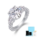 Detailansicht eines S925 Sterlingsilber Moissanit Rings mit blauer Geschenkverpackung - US Größe 5 / Drei-Steine-Design Runder Moissanit Ring (R14892) Mit GRA-Zertifikat Und Exquisiter Geschenkbox