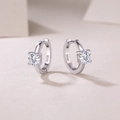 Makroaufnahme der S925-Silberpunze auf runden Diamant-Ohrringen mit Vier-Krallen-Fassung - 925er Silber / 0,5 ct Laborgezüchtete Diamant-Ohrringe