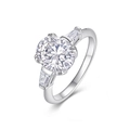 Dettaglio di pietra ovale con pietre laterali a trapezio su anello in argento lucido - US 5 / Anello Con Pietra Principale Ovale