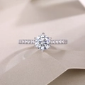 Gros plan d'une bague en diamant de laboratoire taille brillant dans un serti à six griffes - Taille US 5 / Bague Moissanite Six Griffes