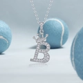 Detailopname van zilveren S925 letter B hanger met kroon en moissaniet diamanten - 925 zilver / Moissaniet halskettingen met letter - B