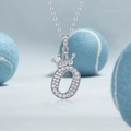 Detail van de letter O-hanger met kroon en glinsterende zirkonia aan een zilveren ketting - 925 zilver / Moissaniet halskettingen met letter - O